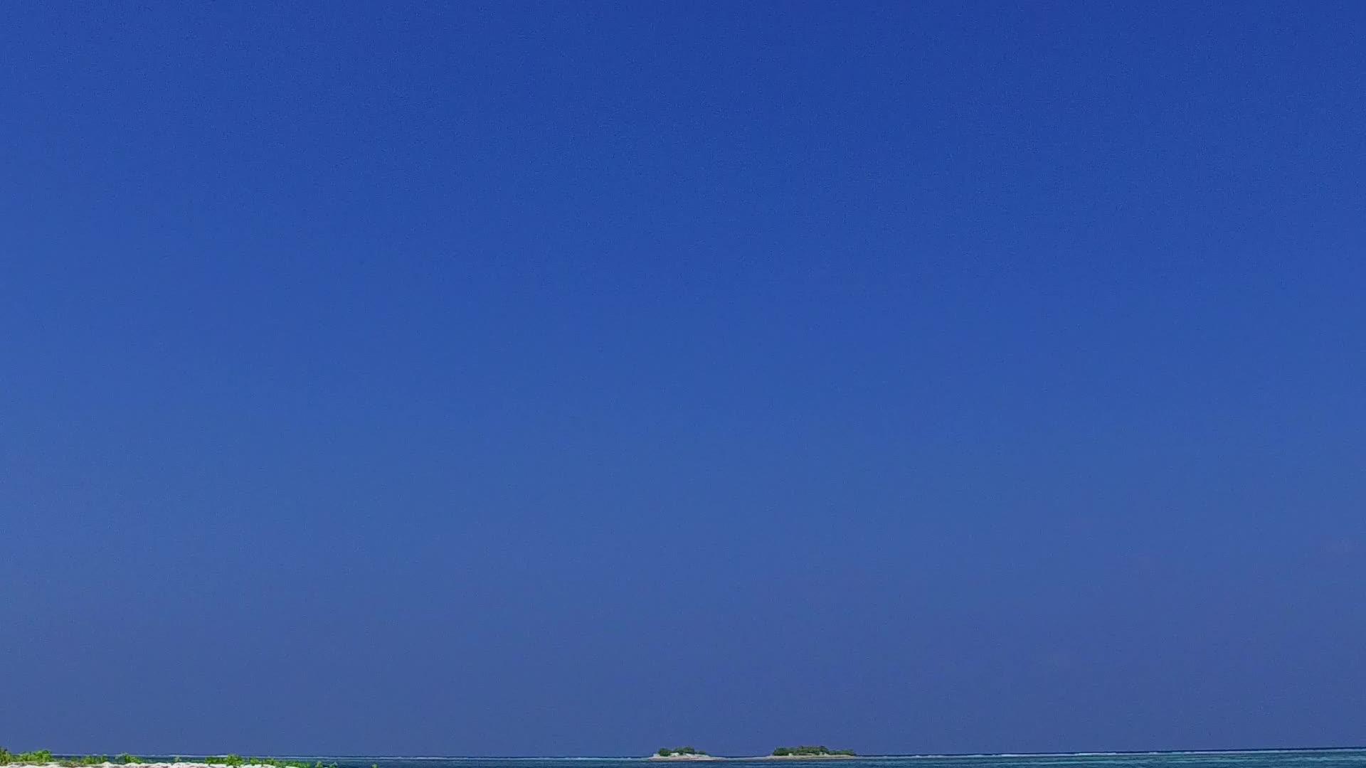 在蓝绿色的水和阳光下白色的绿色浅滩在白色的沙滩上是完美的光谱视频的预览图
