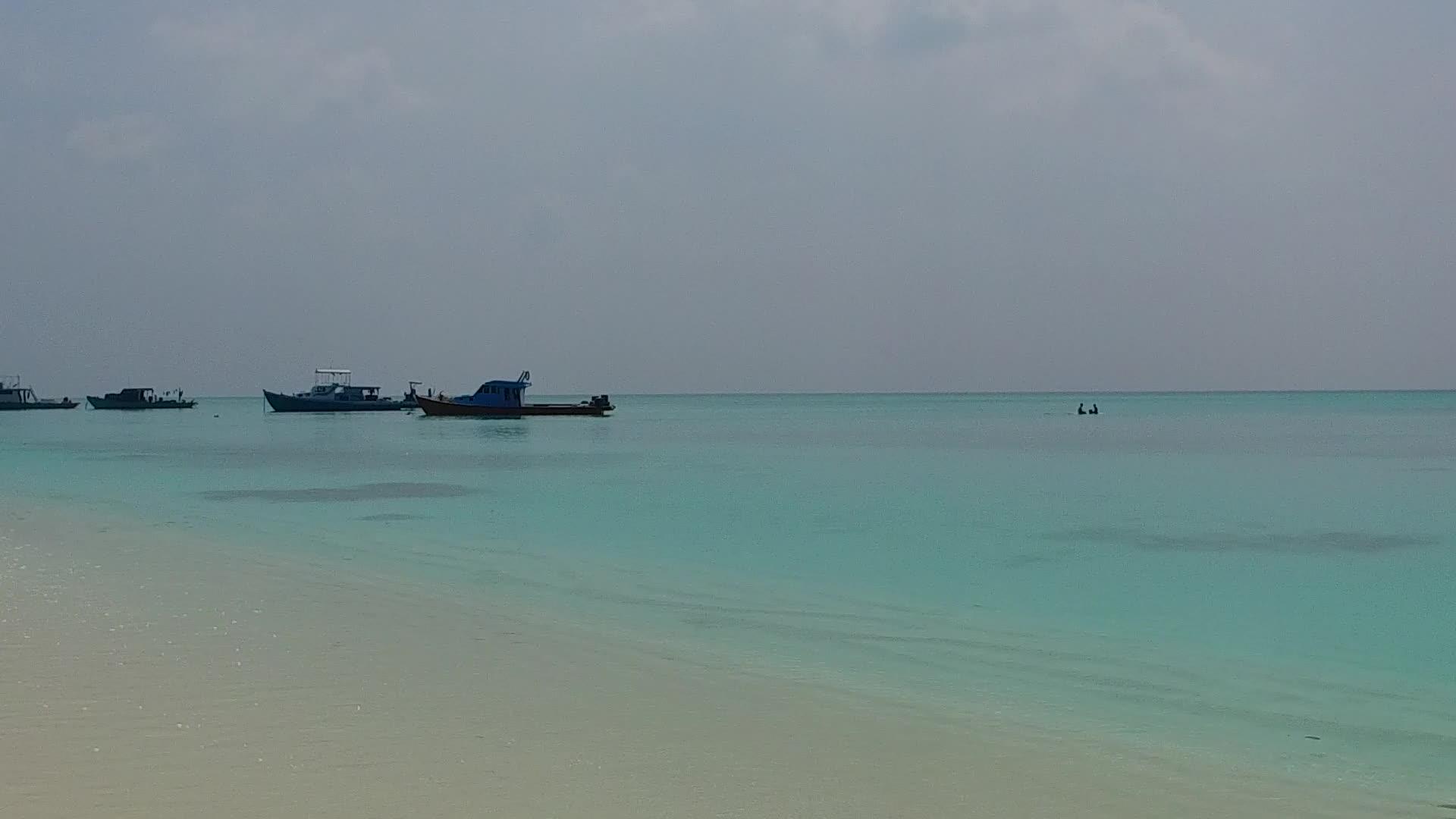 蓝色的水打破了岛上的海滩在珊瑚礁附近有一个白色的海滩背景视频的预览图