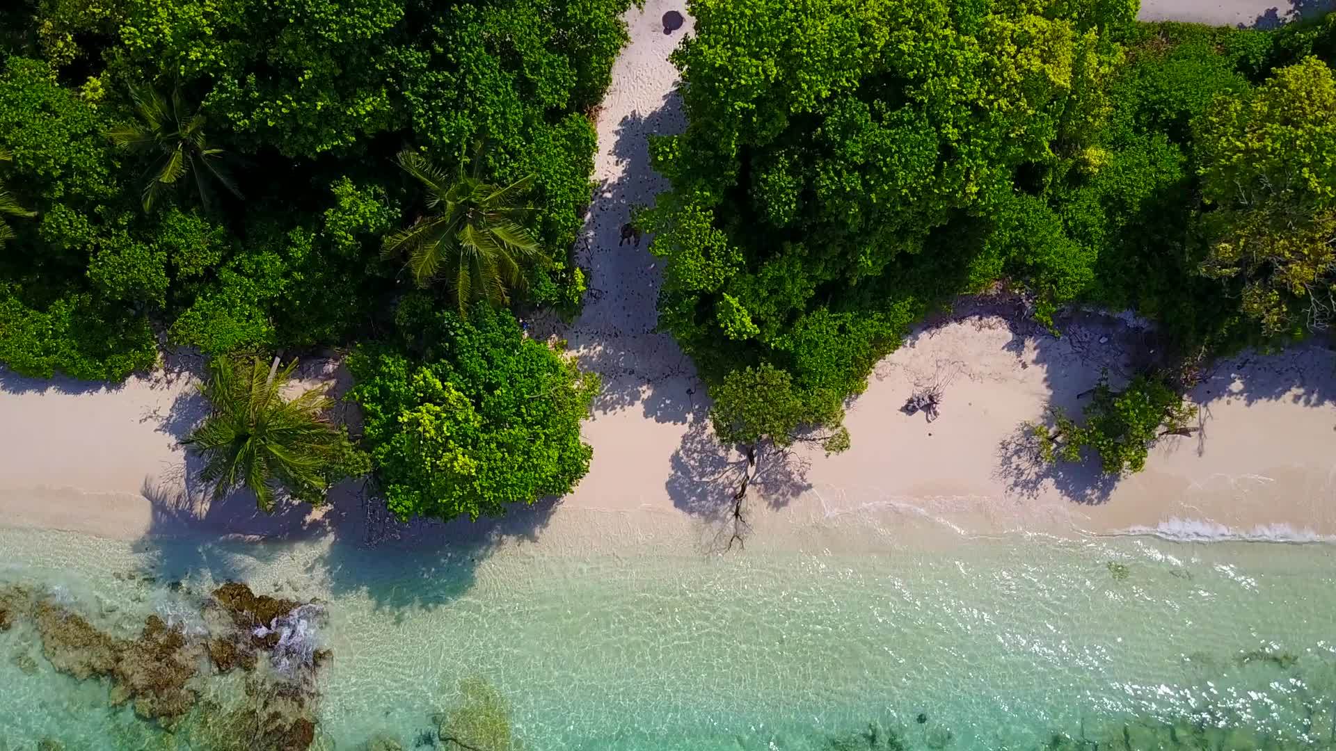 豪华海滩冒险的浪漫主义抽象来自蓝色环礁湖和海浪附近的海浪视频的预览图