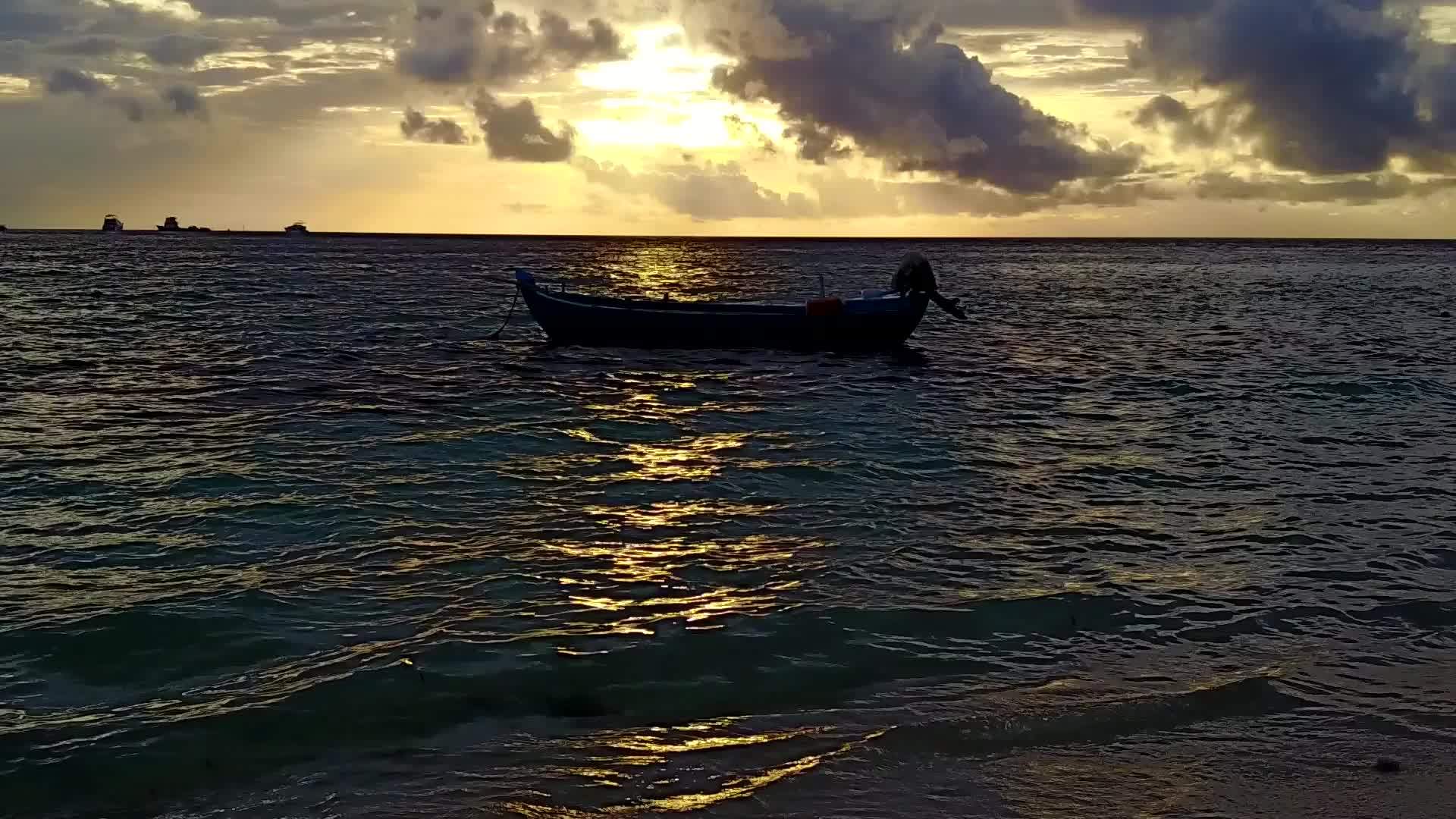 日出后蓝色环礁湖和白色色的海滩在奇怪的岛屿海滩上航行视频的预览图