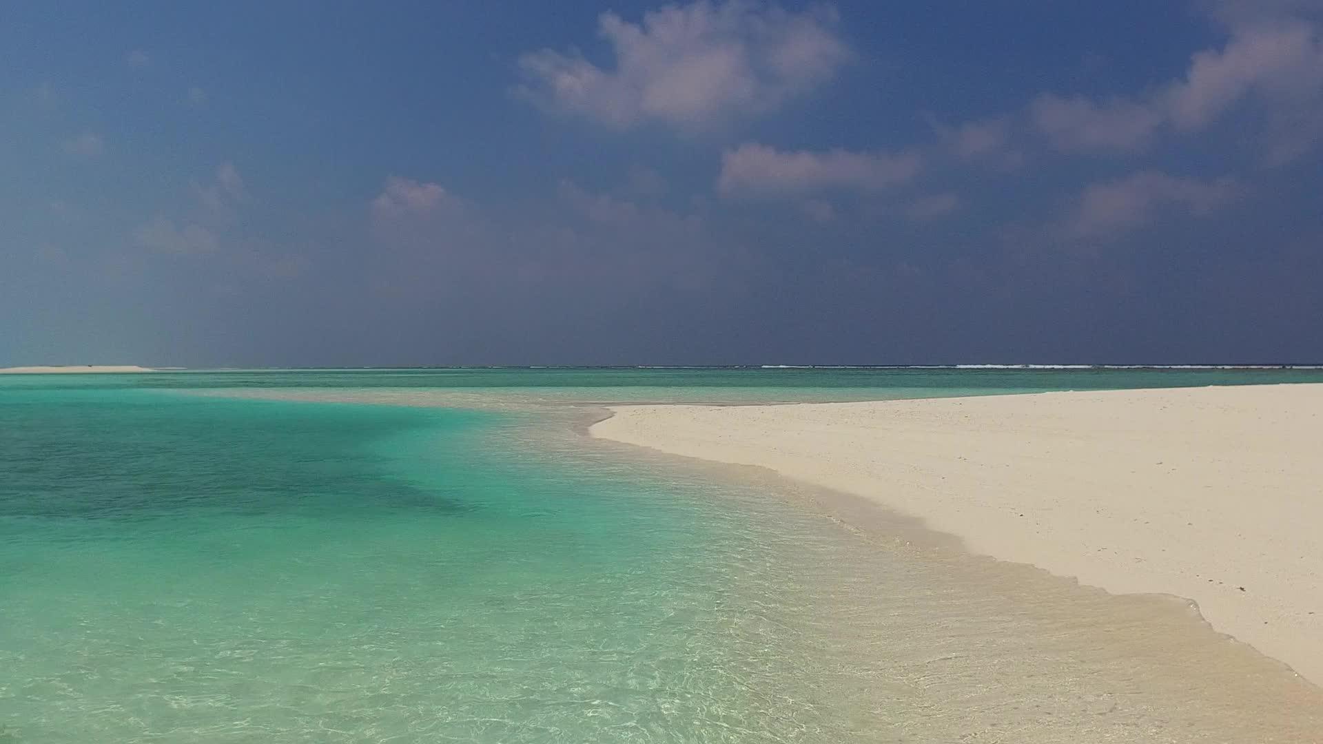 蓝色的海滨生活方式伴随着棕榈树附近明亮的沙滩背景视频的预览图