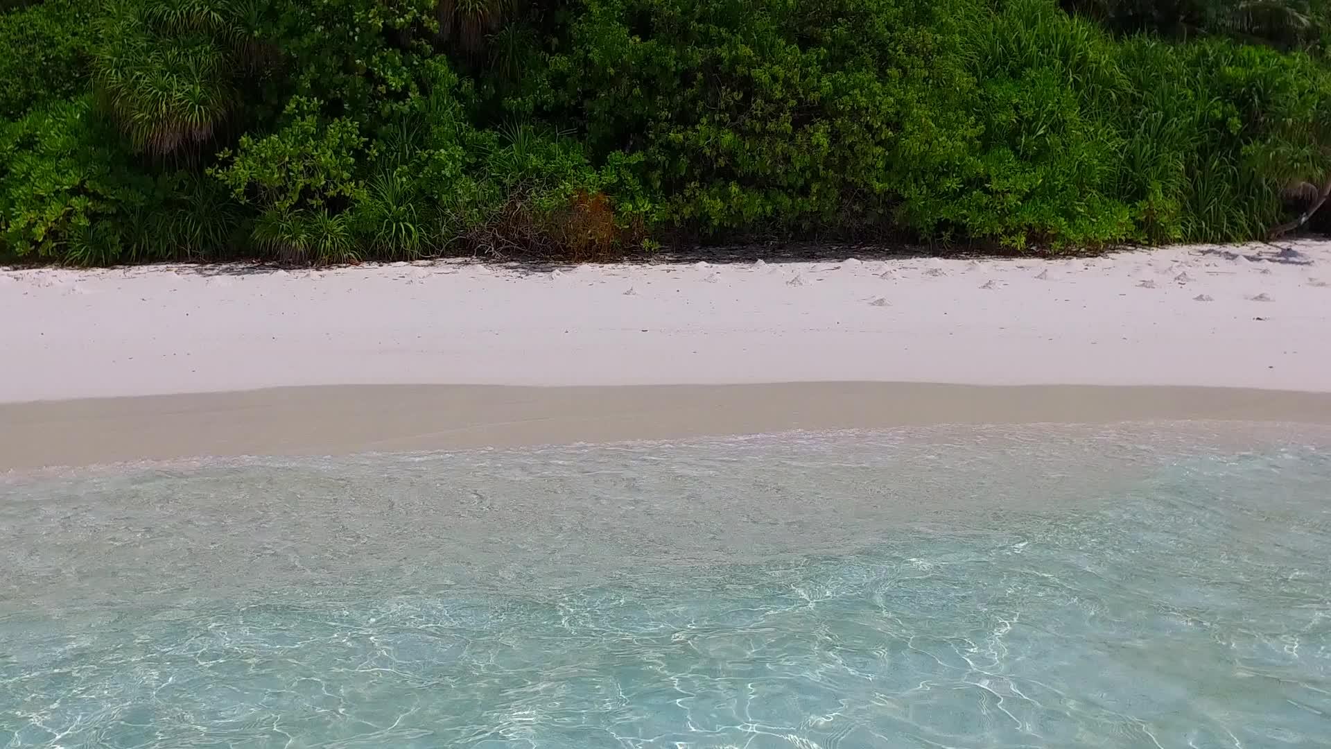 阳光海景度假村附近有一个完美的度假村海滩旅行视频的预览图