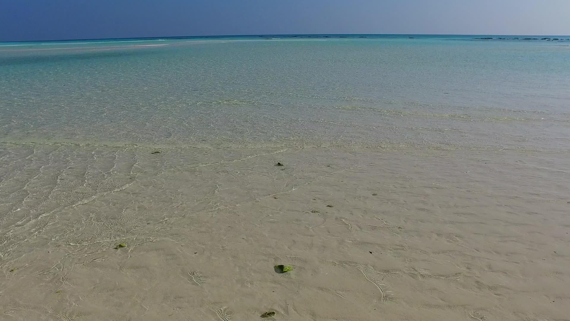 美丽的海湾海滩度假浅海和沙洲附近的白色海滩视频的预览图