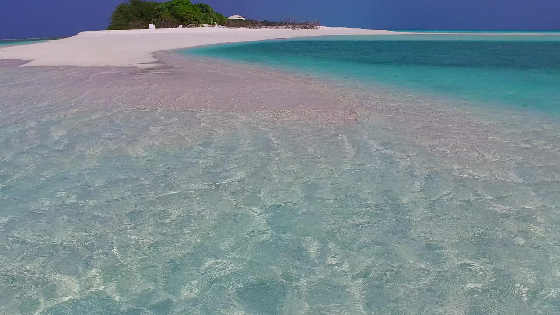 田园诗般的度假海滩之旅在沙洲附近的蓝海和白沙的背景下视频的预览图