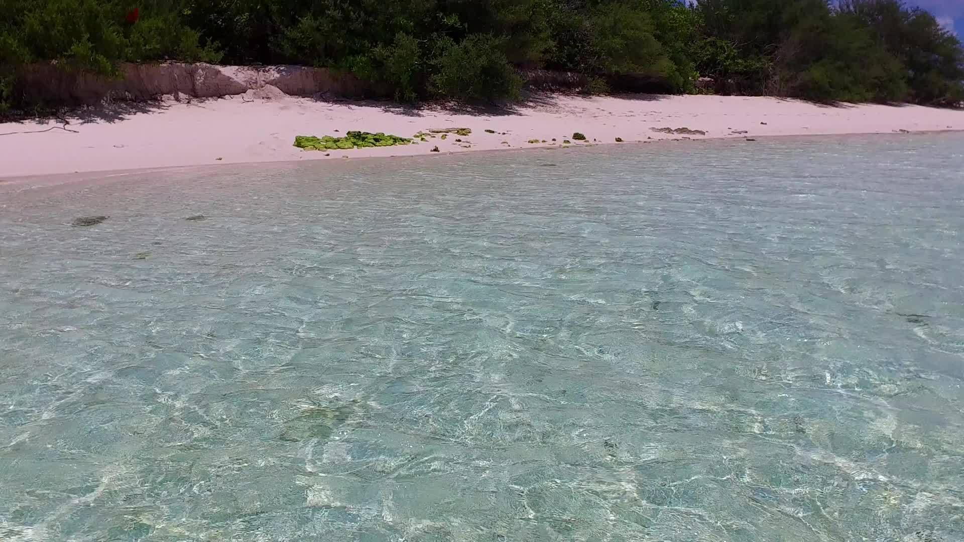 天堂环礁湖海滩的白天纹理被蓝海和日落前的浅沙背景打破视频的预览图