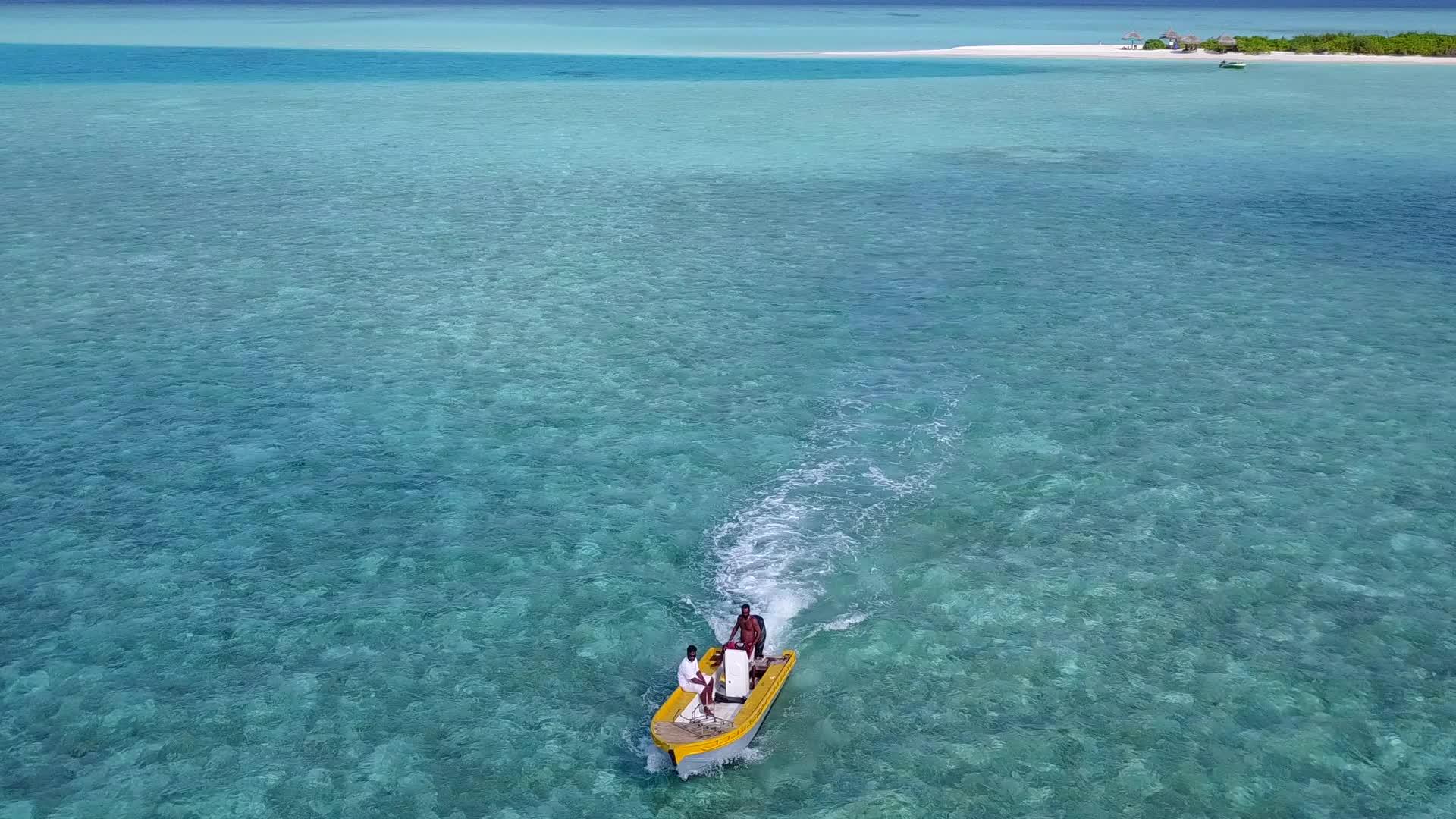 浅海和阳光下的白沙背景是吃浅海和白色海滩的野生视频的预览图