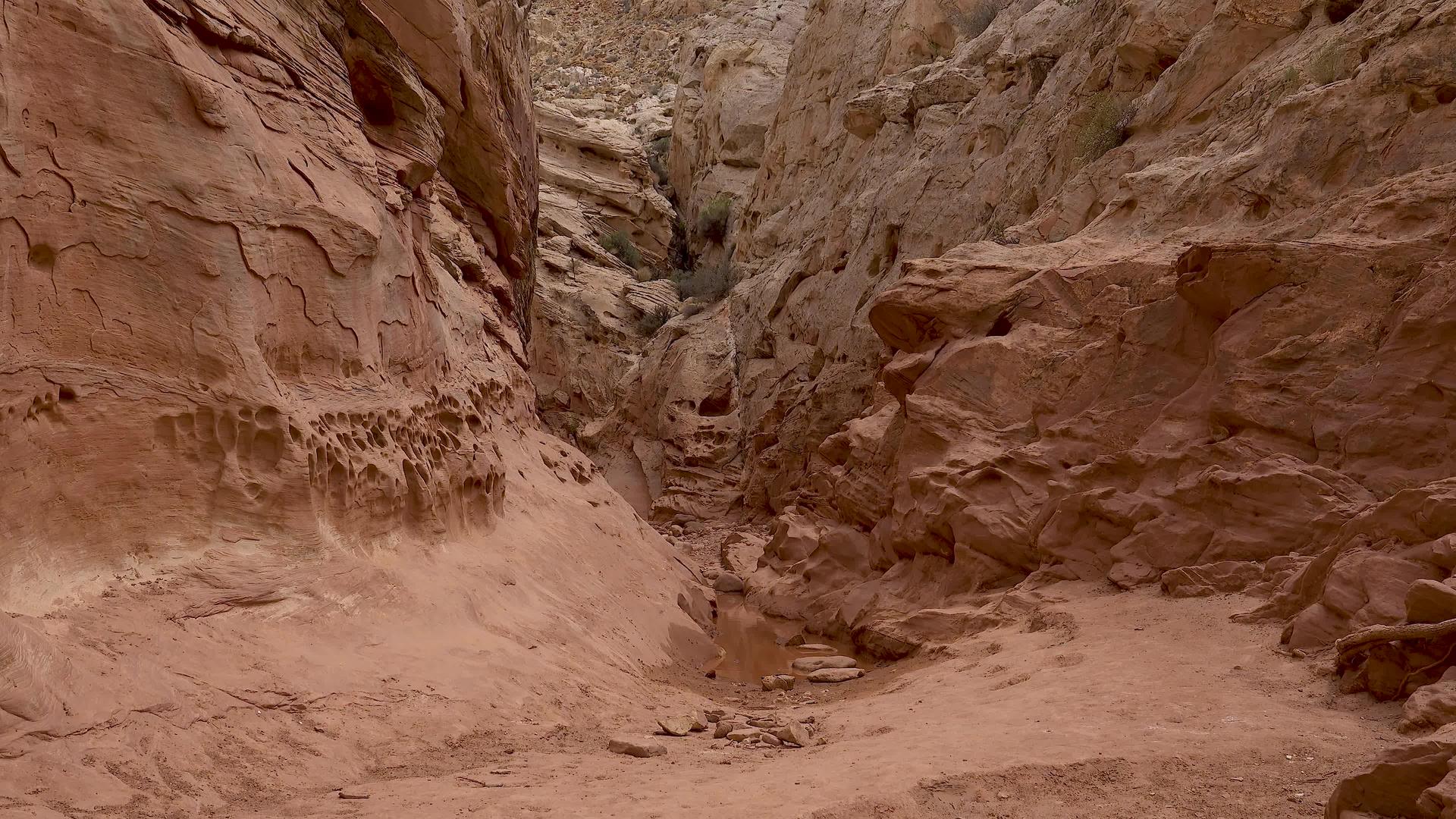 小野马峡谷圣拉斐尔被峡谷中的水和风的悬崖侵蚀视频的预览图