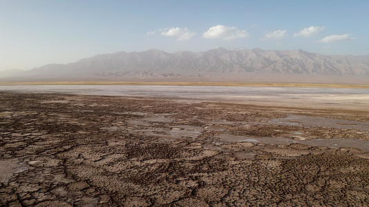 青海盐湖边的土壤视频的预览图