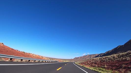 一辆汽车沿着美丽的风景路行驶在加利福尼亚视频的预览图