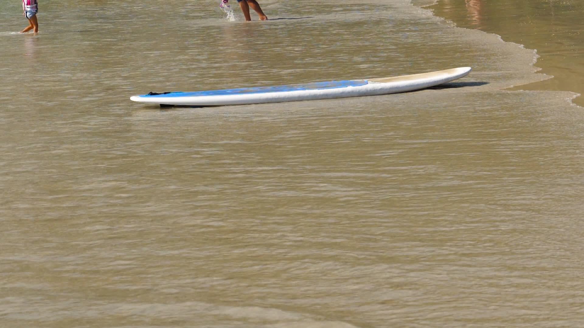 冲浪板在空的热带沙滩上视频的预览图