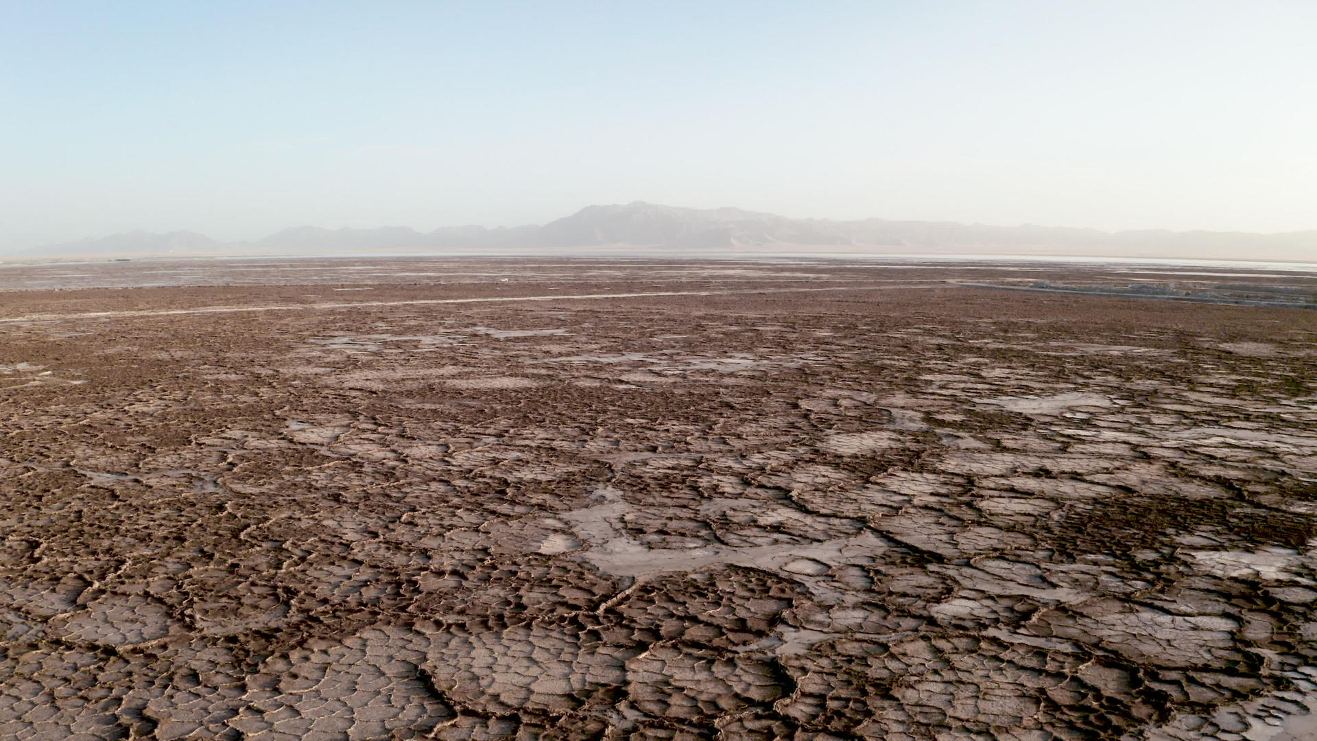青海盐湖边的土壤视频的预览图