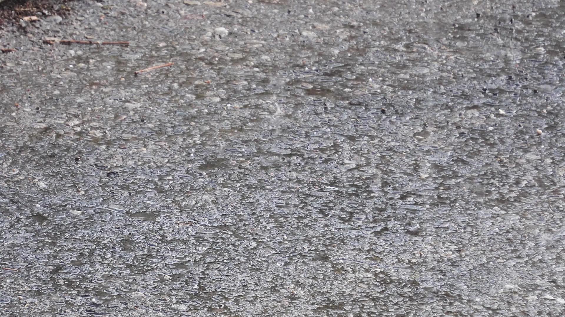 沥青路面上的大雨和冰雹视频的预览图