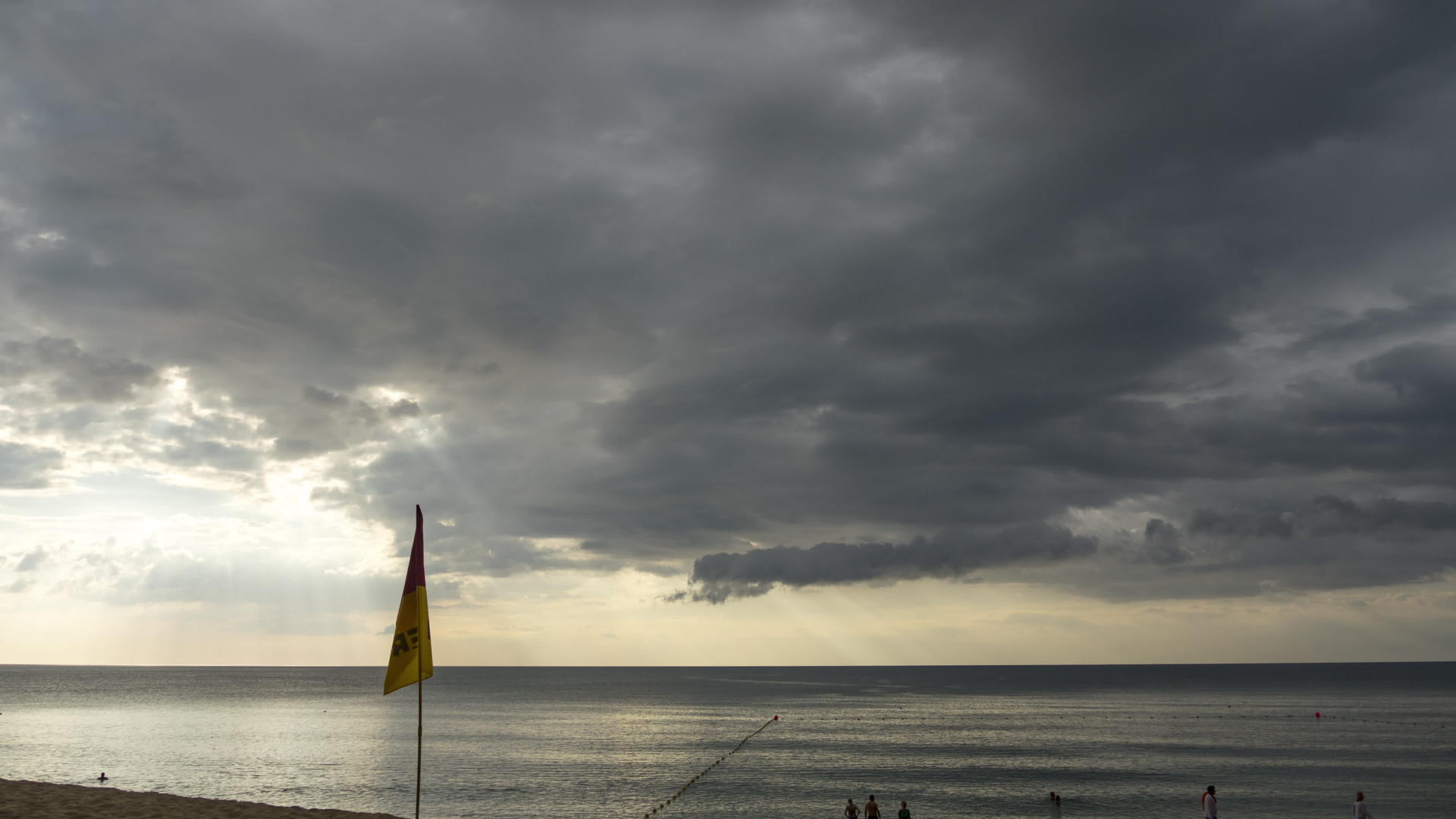 黑暗的灰色雨云在海洋上视频的预览图