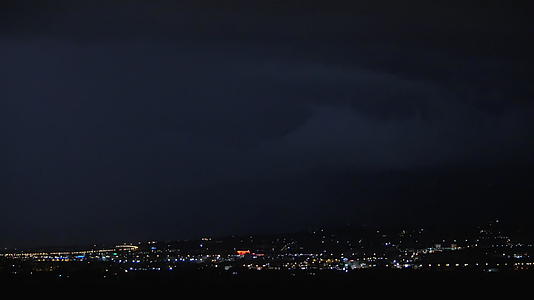 夜间雷暴明亮的城市视频的预览图