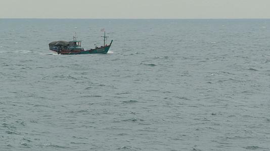 小渔船在风暴中抵御高浪视频的预览图