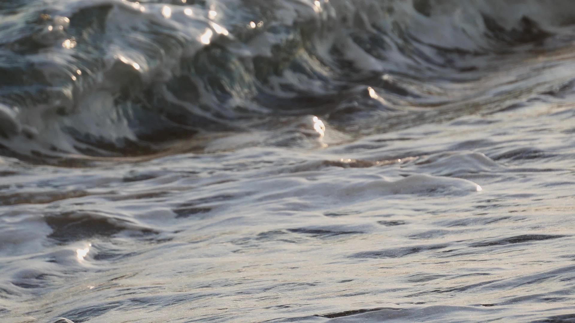 日落时海浪喷洒在海岸上视频的预览图