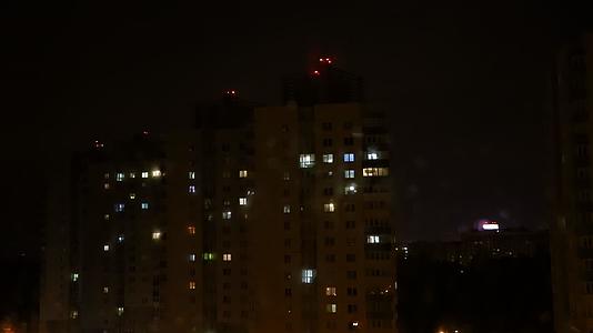 夜晚窗外的闪电照亮了天空视频的预览图