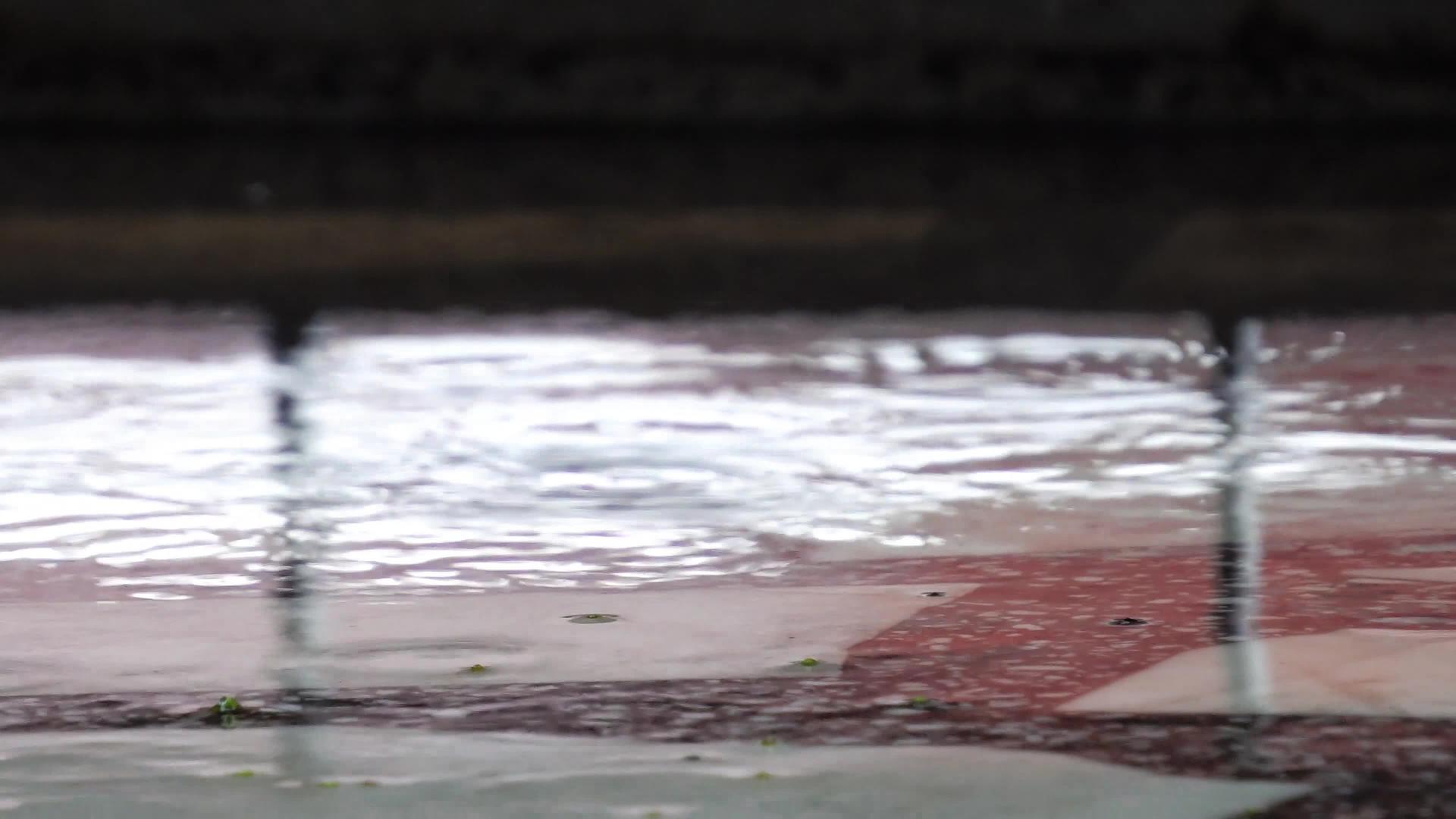 城市道路上有强烈的雨滴和电影Dof视频的预览图
