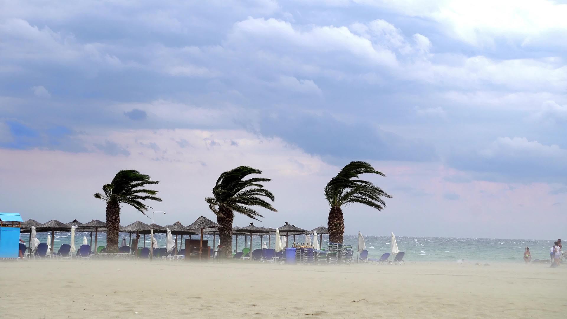 飓风即将袭击加勒比海滩小屋大海汹涌澎湃天空汹涌视频的预览图