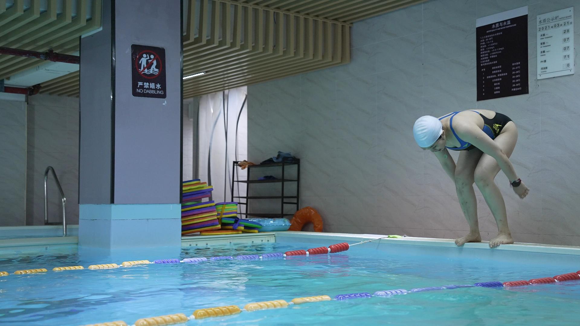 4K游泳池跳水素材视频的预览图