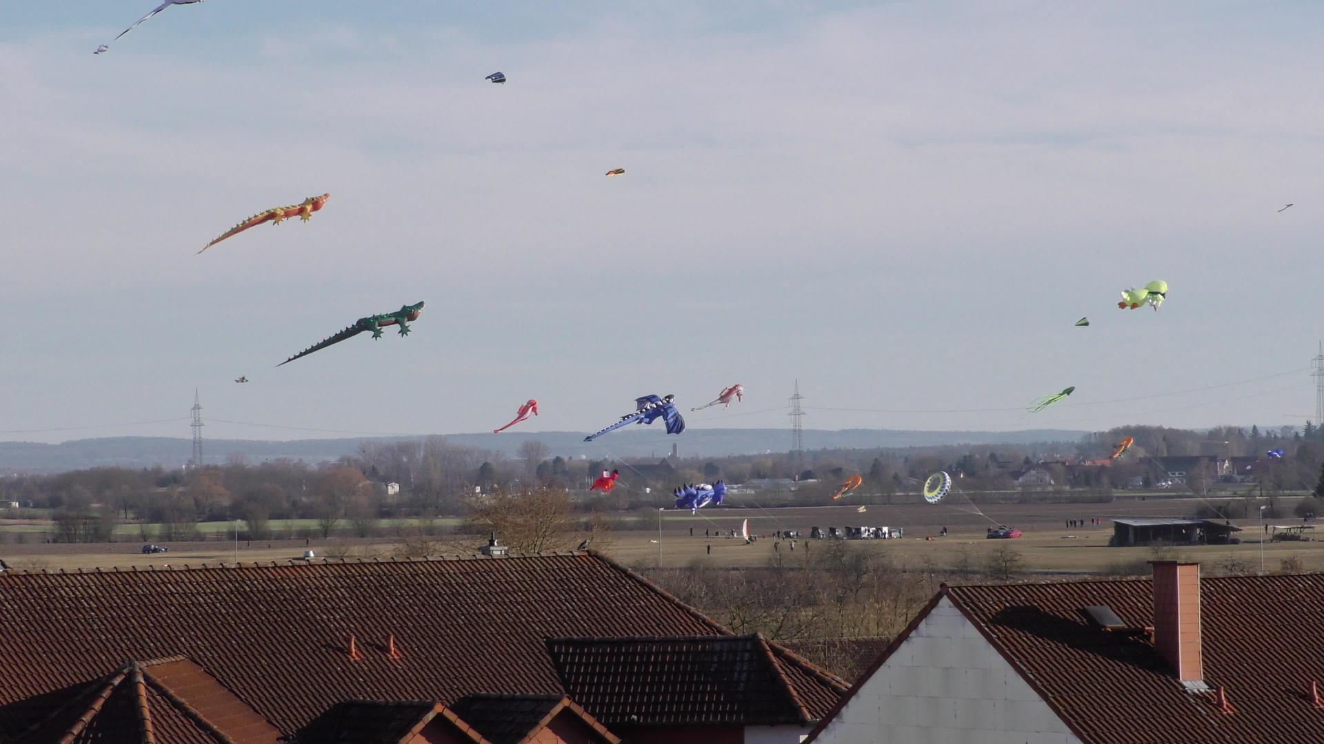 风筝在屋顶上飞舞视频的预览图