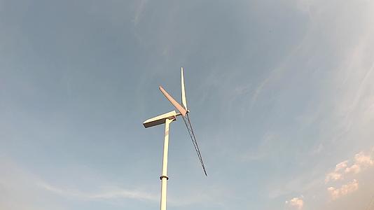 风力涡轮机产生电力即工作和旋转视频的预览图