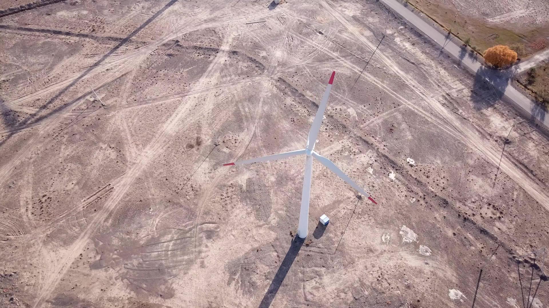草原上的风车在小镇附近视频的预览图