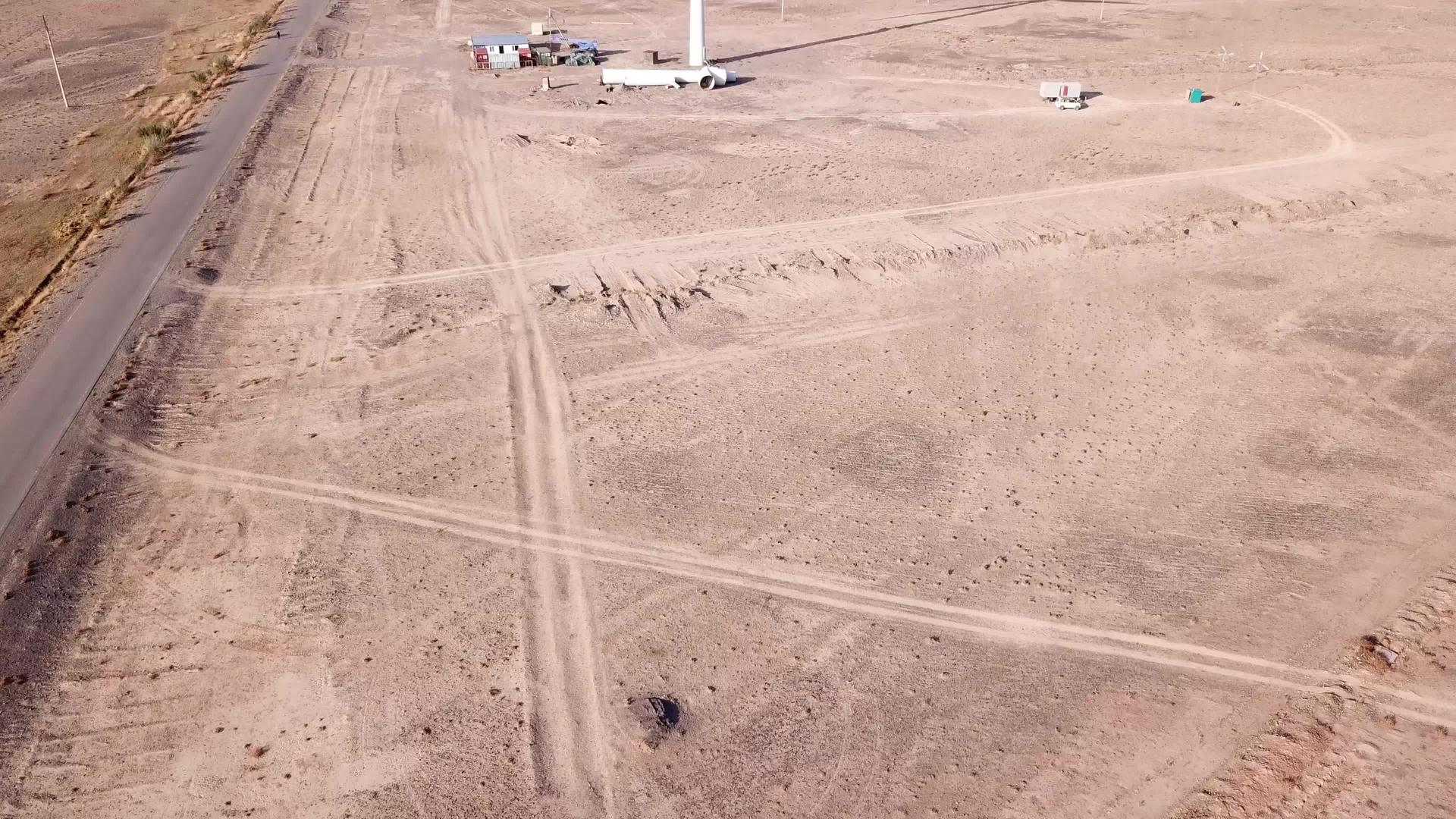 草原上的风车在小镇附近视频的预览图