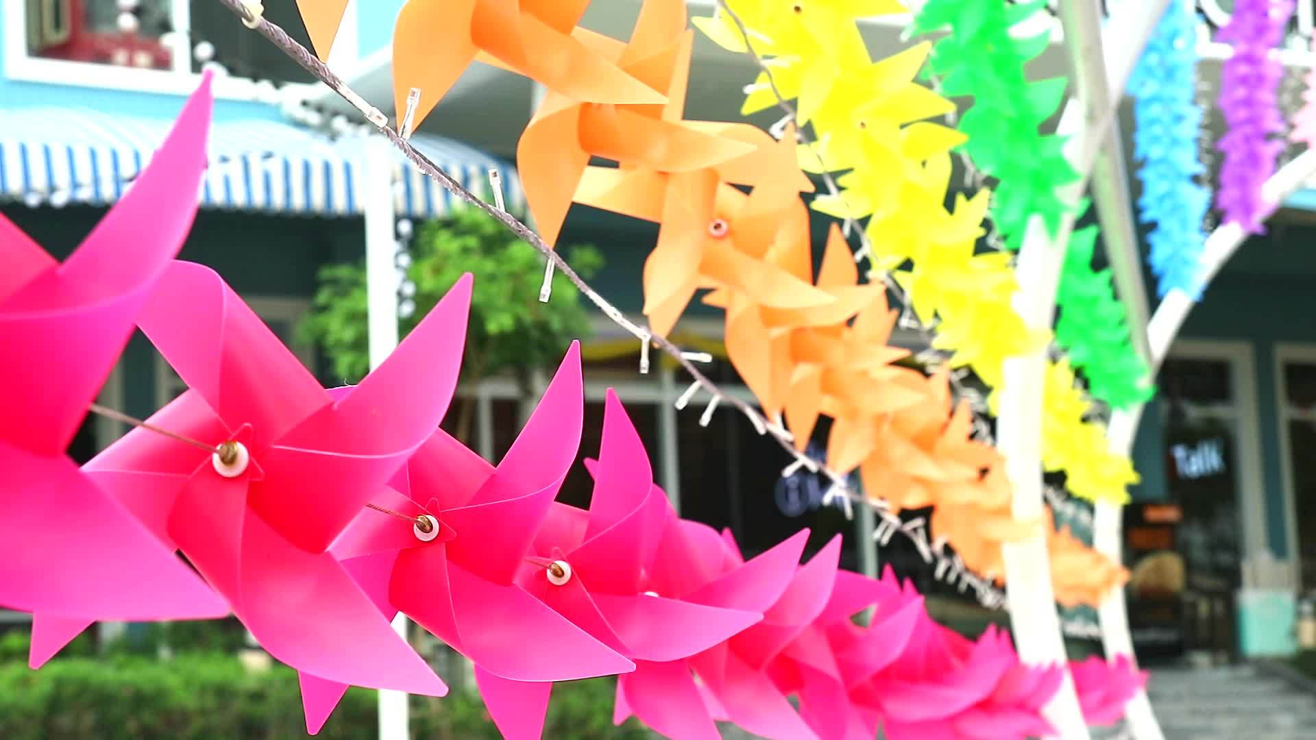 彩色彩虹风车玩具在购物中心装饰欢迎夏季视频的预览图