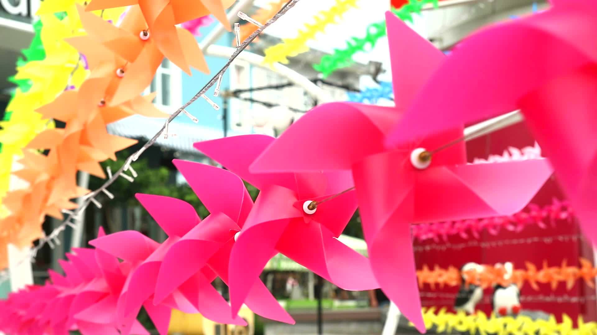 欢迎来到购物中心装饰的彩虹风车玩具视频的预览图