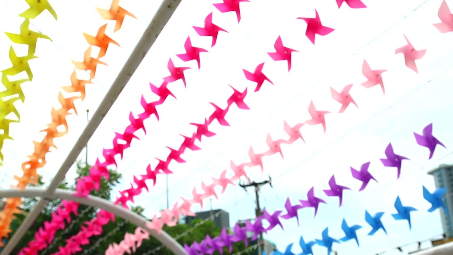 明亮的彩虹风车玩具在购物中心装饰欢迎来到夏天视频的预览图