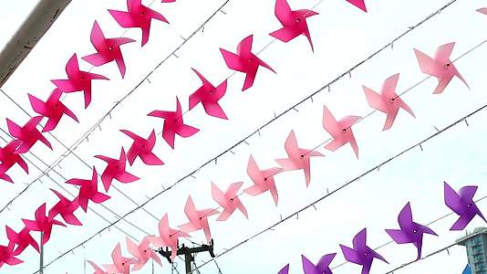 购物中心装饰粉粉风车玩具欢迎夏季视频的预览图
