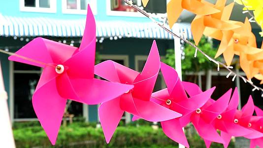 购物中心前装饰粉色风车玩具欢迎来到夏季视频的预览图