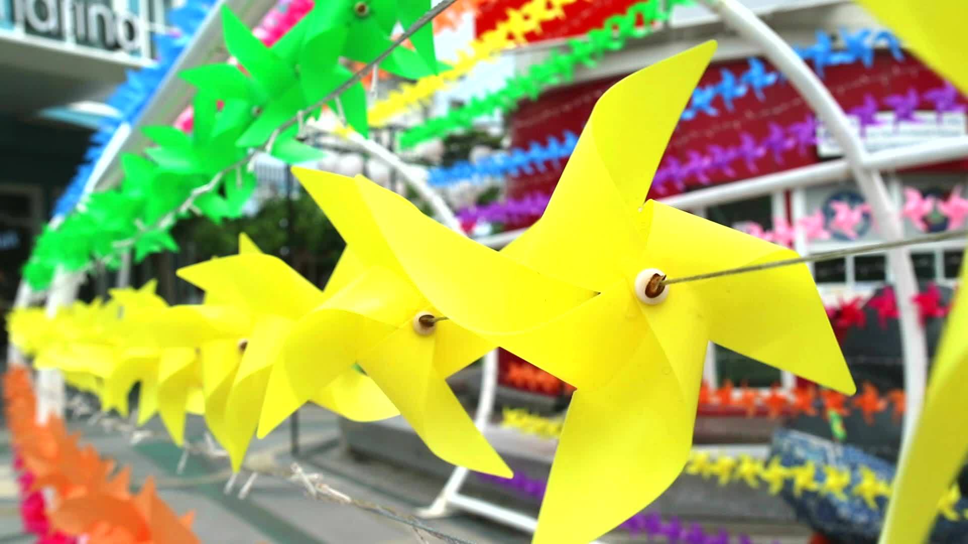 购物中心装饰黄色风车玩具欢迎夏季1视频的预览图