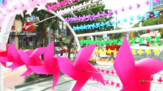购物中心彩虹机房背景上的粉色风车玩具装饰视频的预览图