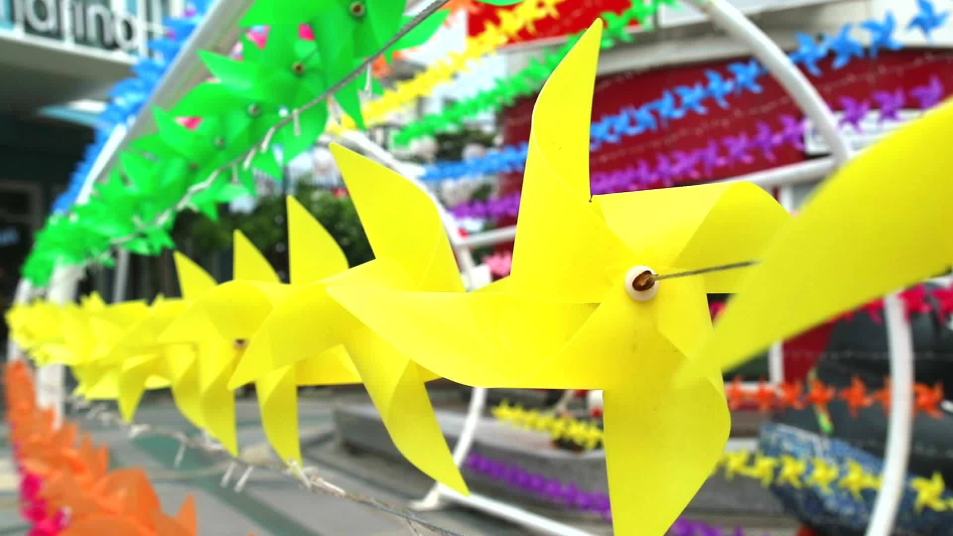 购物中心装饰黄色风车玩具欢迎夏季视频的预览图
