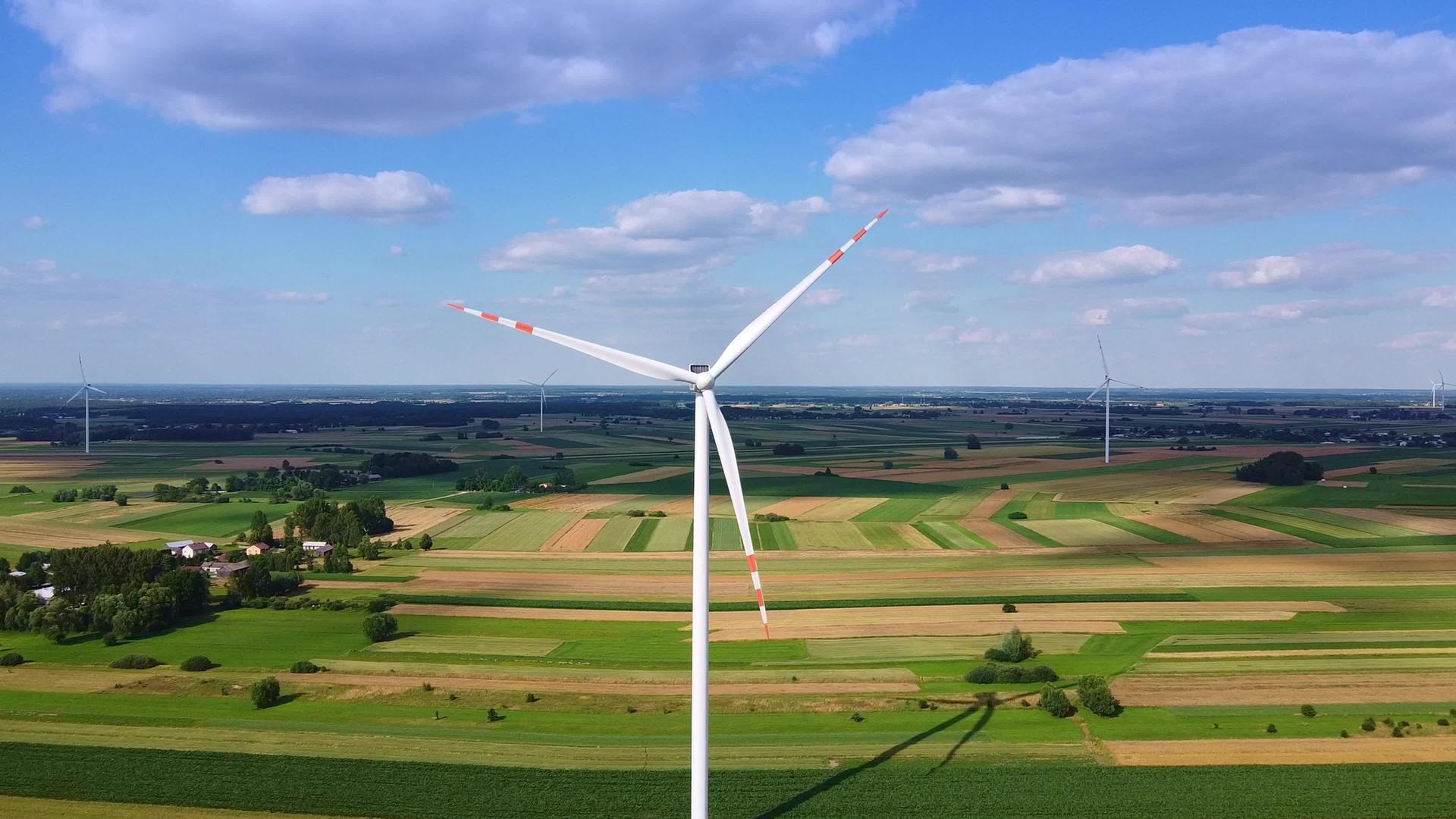 许多无人驾驶飞机风车风力农场视频的预览图