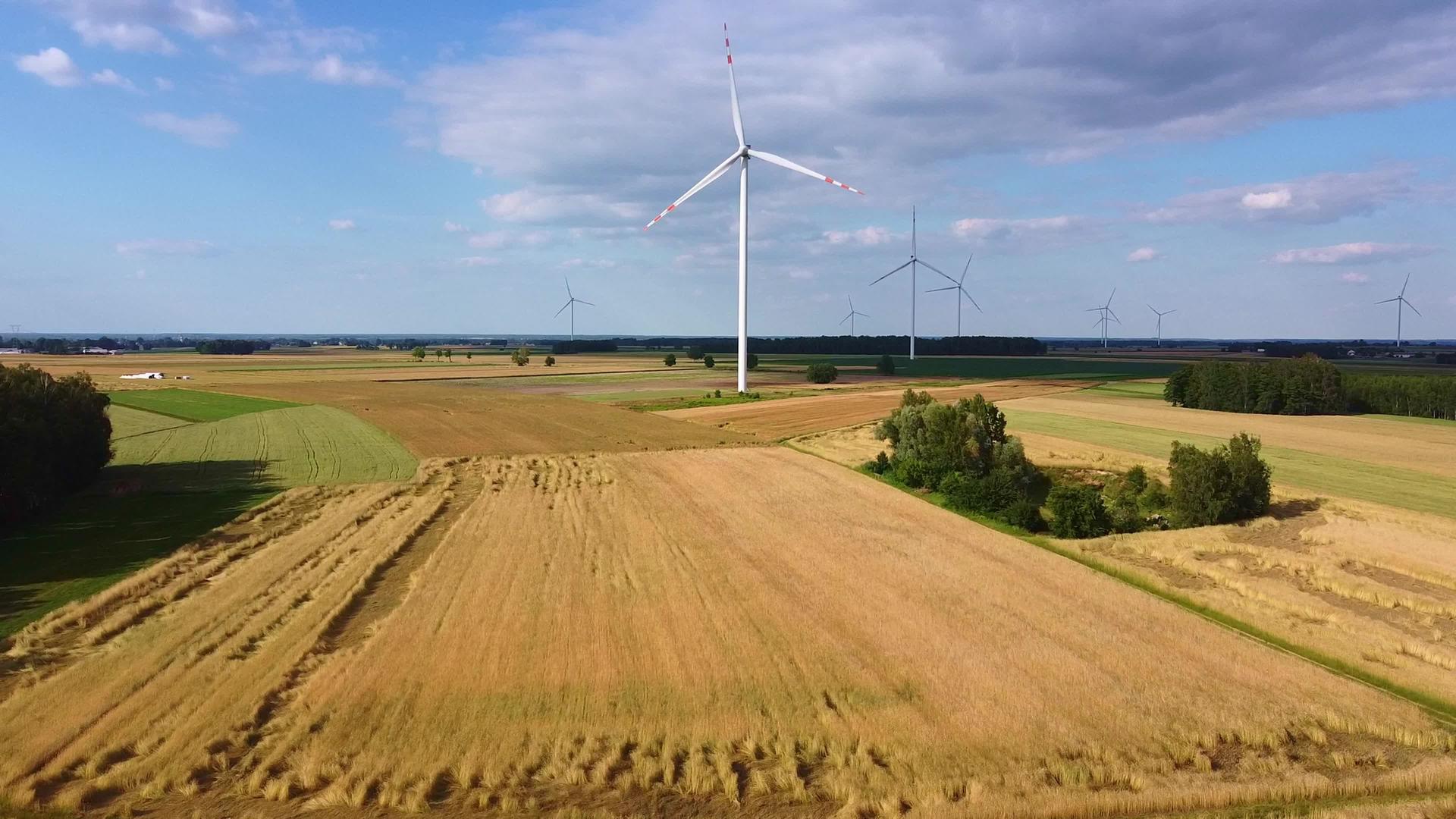 夏季无人驾驶飞机的大型风车视频的预览图