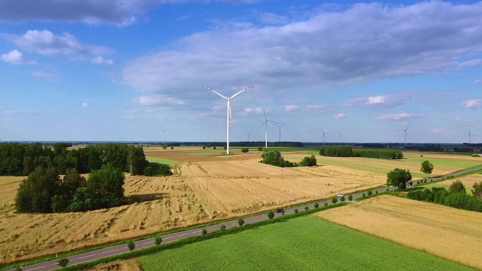 夏季无人驾驶飞机的大型风车视频的预览图