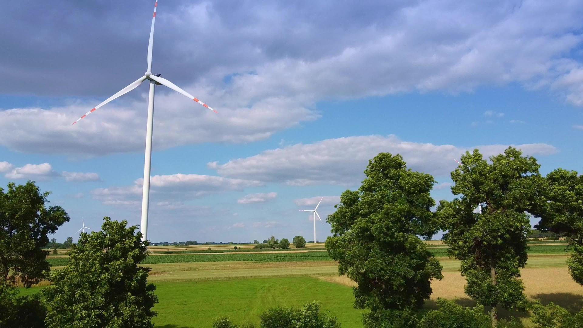 观察夏季风能涡轮机的空气视频的预览图