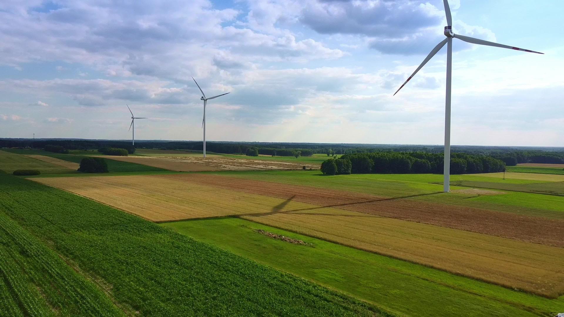 夏季风能涡轮机线路视频的预览图