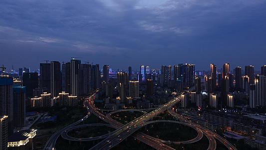 航拍延时摄影日转夜城市高架桥车流夜景灯光交通4k素材视频的预览图