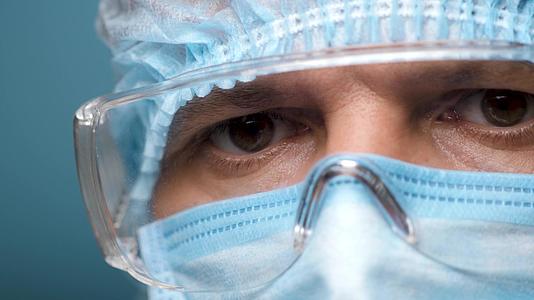 男性医护人员在医院或诊所佩戴防护服和眼镜名称视频的预览图