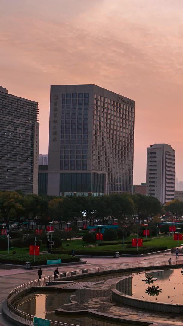 济南地标泉城广场实拍延时摄影视频的预览图