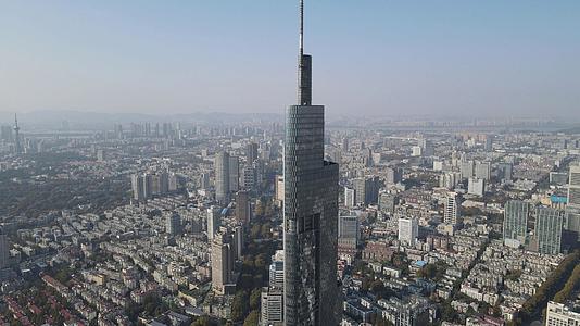 4K航拍南京第一高楼紫峰大厦视频的预览图
