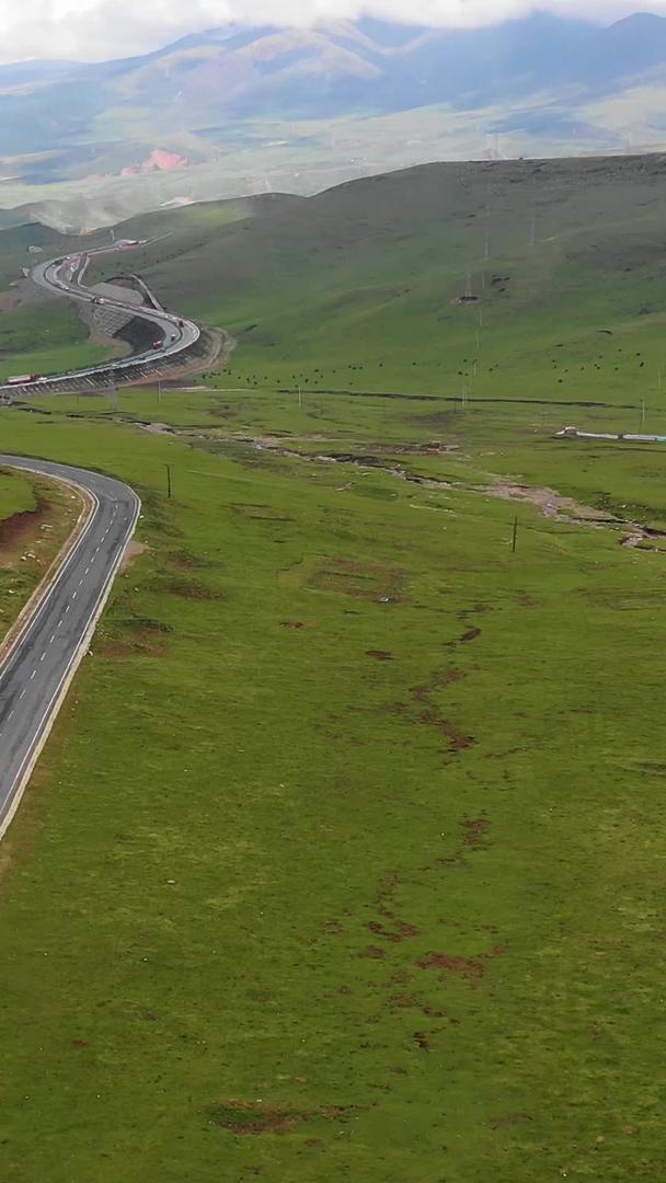 青海日月山公路自然景观航拍视频的预览图