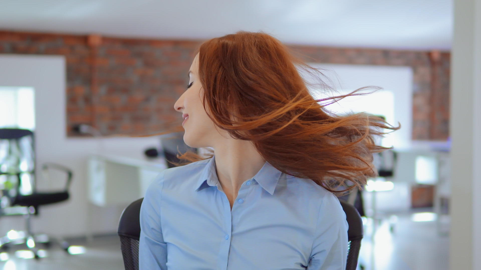 快乐的红发女商在工作场所摆姿势视频的预览图