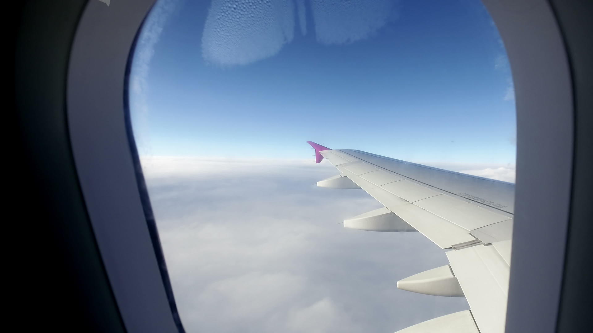从第一个角度看乘客从空中飞过云端的飞机窗外看着它视频的预览图