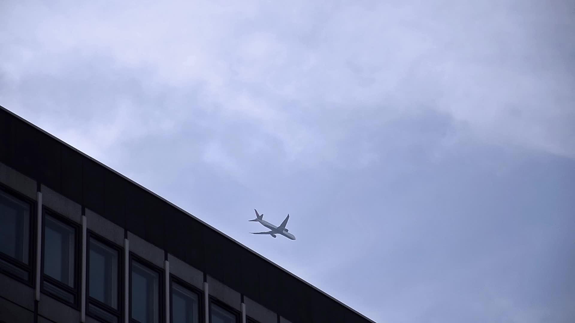 商业喷气式喷气式飞机低空飞越隆登大楼视频的预览图