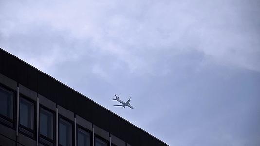 商业喷气式喷气式飞机低空飞越隆登大楼视频的预览图